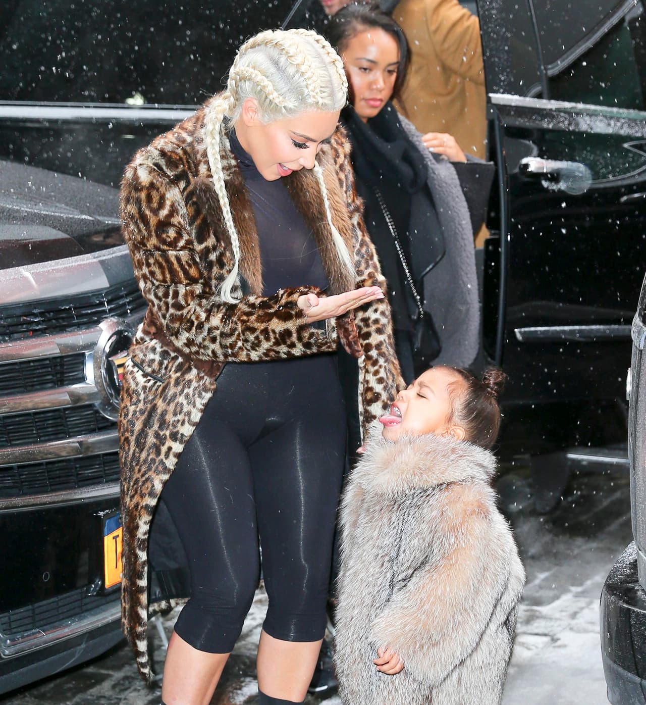 Kim no deja de sorprenderse con las ocurrencias de su nena.