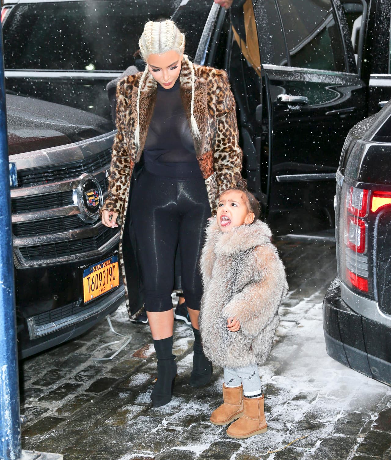 Aquí sacando la lengua para atrapar un copo de nieve.