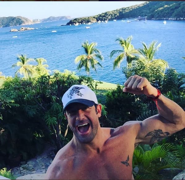 "Creo que no nos ha afectado en lo más mínimo (los escándalos). Hay que ver para adelante y ahora sí que, 
<b><a href="https://www.univision.com/famosos/acoso-e-infidelidad-geraldine-bazan-revela-el-crudo-final-de-su-historia-de-amor-con-gabriel-soto-fotos">sin mirar atrás</a></b>" , puntualizó el actor.