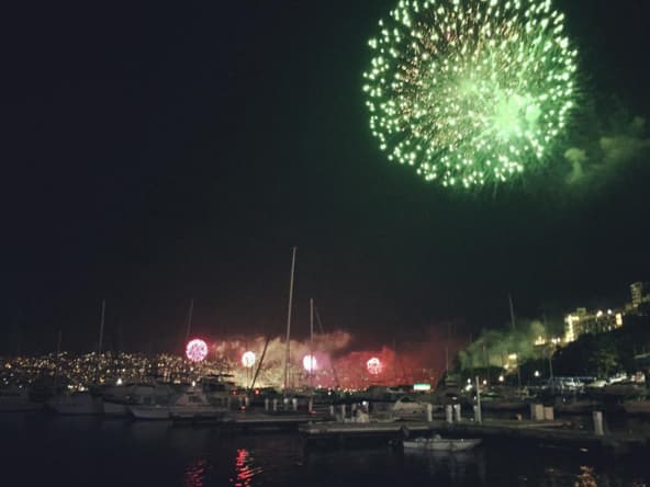 La fiesta de pirotecnia en el hermoso puerto de Acapulco.