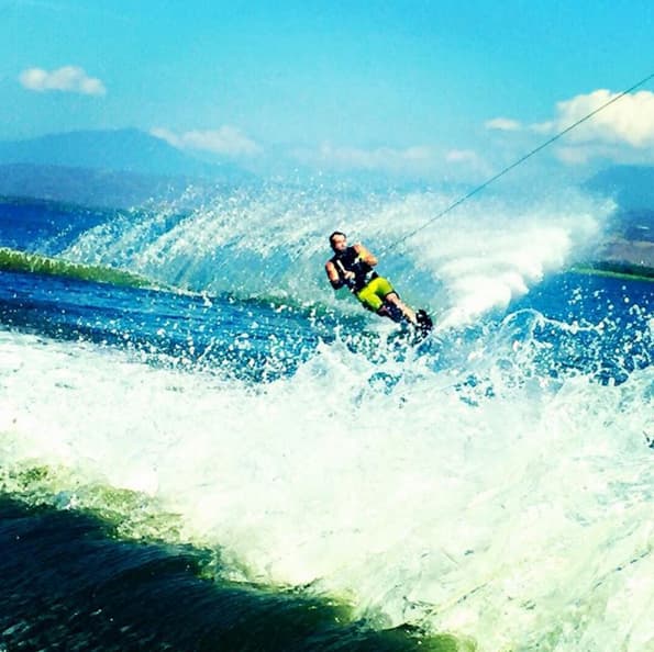 Aprovechó para hacer un poco de esquí acuático.