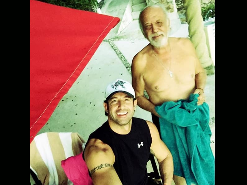 Pero se fue con toda su familia, por eso aprovechó para presentarnos a su papá.