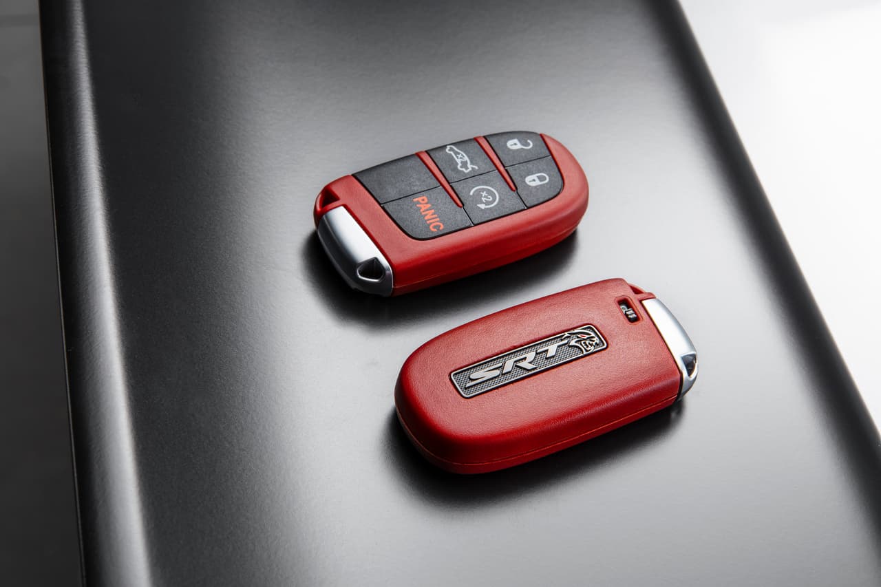 El paquete Widebody del Dodge Hellcat Redeye ofrece 
<b>rines ‘Devil’s Rim’ 20 x 20” </b>en aluminio forjado con cinco aspas dobles. Emplea neumáticos Pirelli P-Zero 305/35ZR20.