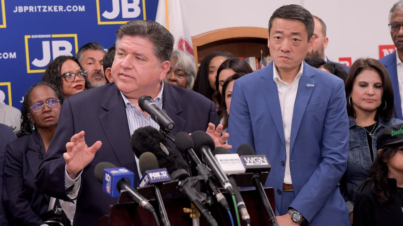 <h3 class="cms-H3-H3">¿Con qué más amenaza el gobernador? </h3>
<br>
<br>Abbott advirtió que los legisladores podrían enfrentar
<b>cargos criminales</b> si
<b>recaudan fondos para pagar las multas de $500 diarios que reciben por ausentarse</b>.
<br>Alegó que ese financiamiento
<b>podría considerarse soborno, y que incluso quienes donen podrían ser procesados</b>.
<br>Además, dijo que buscaría
<b>la extradición de “posibles criminales fuera del estado”</b>. En respuesta,
<b>el gobernador de Illinois, JB Pritzker,</b> donde e
<b>stán refugiados varios de los legisladores, aseguró que les dará todo su apoyo.</b>