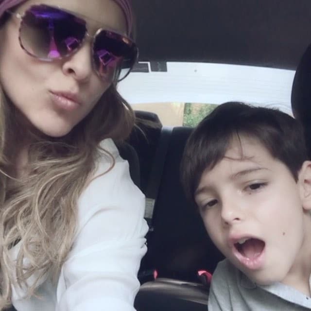 "Él no está tanto al pendiente de esas publicaciones. Lamentablemente hay cosas que escapan a nosotros y le pueden llegar (a través) de algún compañerito de la escuela o algo, o el día de mañana siguen estando ahí en la red y él tiene acceso a veces a internet. Es muy delicado, hay que tener cuidado con eso", externó en la entrevista.