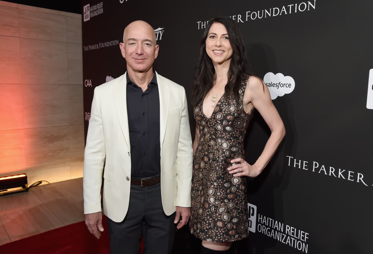 <h3 class="cms-H3-H3">13. MacKenzie Scott</h3>
<br>
<b>(57 mil millones de dólares)</b>
<br>
<br>A la autora y exesposa de Jeff Bezos, con quien estuvo casada durante 25 años, 
<b>le fue adjudicado el 25% de la participación de Bezos, lo cual corresponde el 4% de Amazon. </b>Scott ha publicado dos novelas y en julio de 2020 anunció que había donado casi 1.7 mil millones de dólares a 119 grupos sin fines de lucro y que cambió su apellido de Bezos a Scott.
<br>