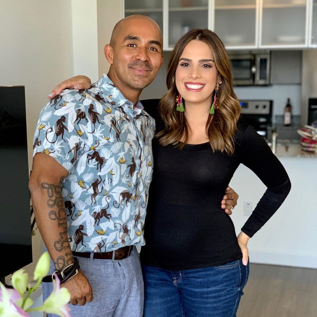 En la entrevista a un diseñador colombiano optó por una blusa negra ajustada al cuerpo donde su vientre abultado avisa que ahí se encuentra su bebé.