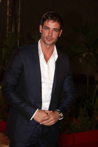 Después lo vimos más maduro y sexy con el cabello oscuro.