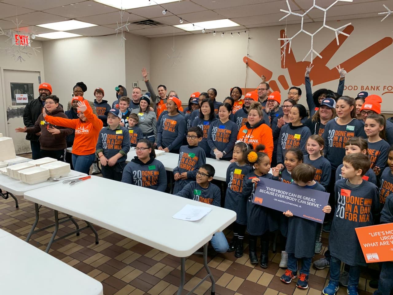 Organización de El Bronx reparte comida a más necesitados en el Día de Martin Luther King Jr. 