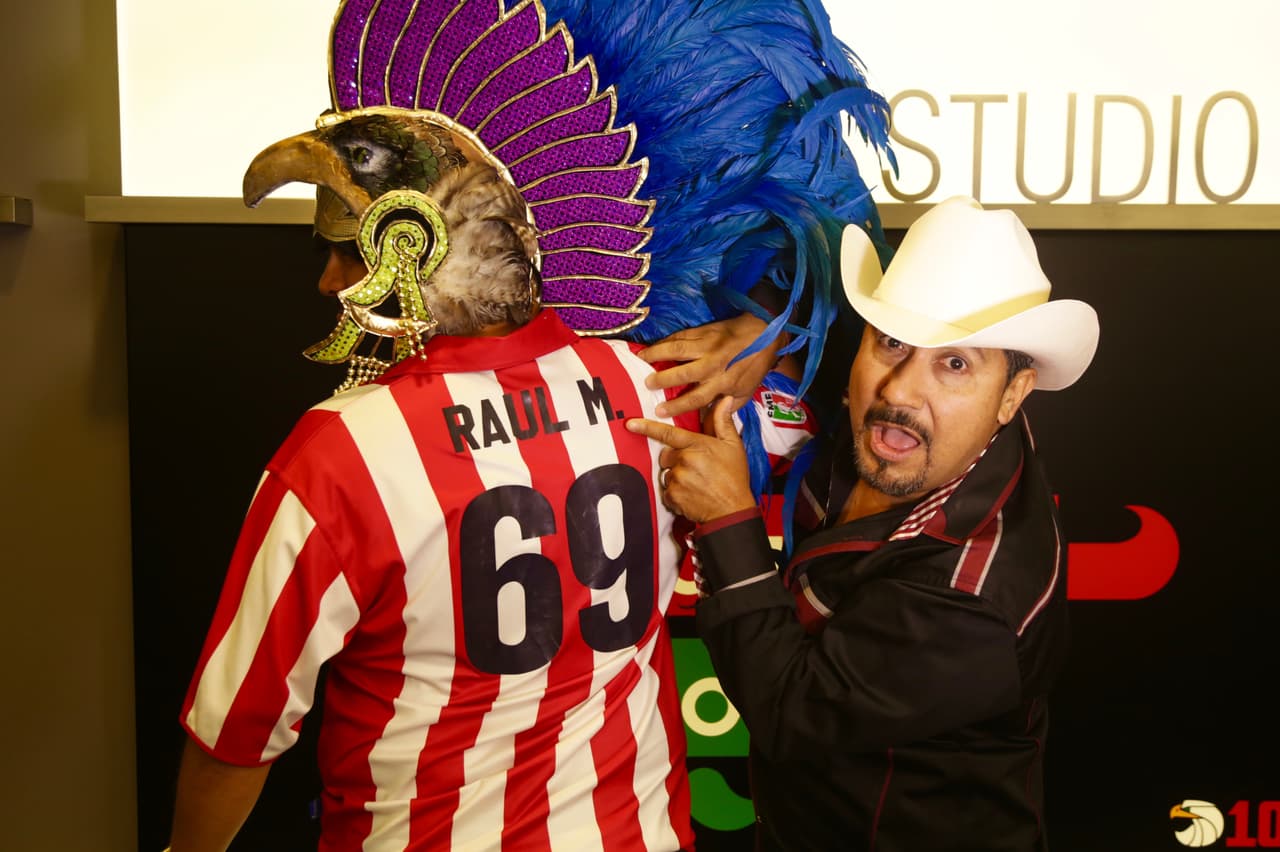 Por un día 'El Pelón' tuvo que llevar puesta la camiseta de las Chivas por perder una apuesta con el Feo.
