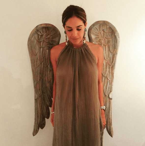 "Cosas que pasan en México... Entré a un baño y me salieron alas", escribió Karla junto a esta simpática imagen