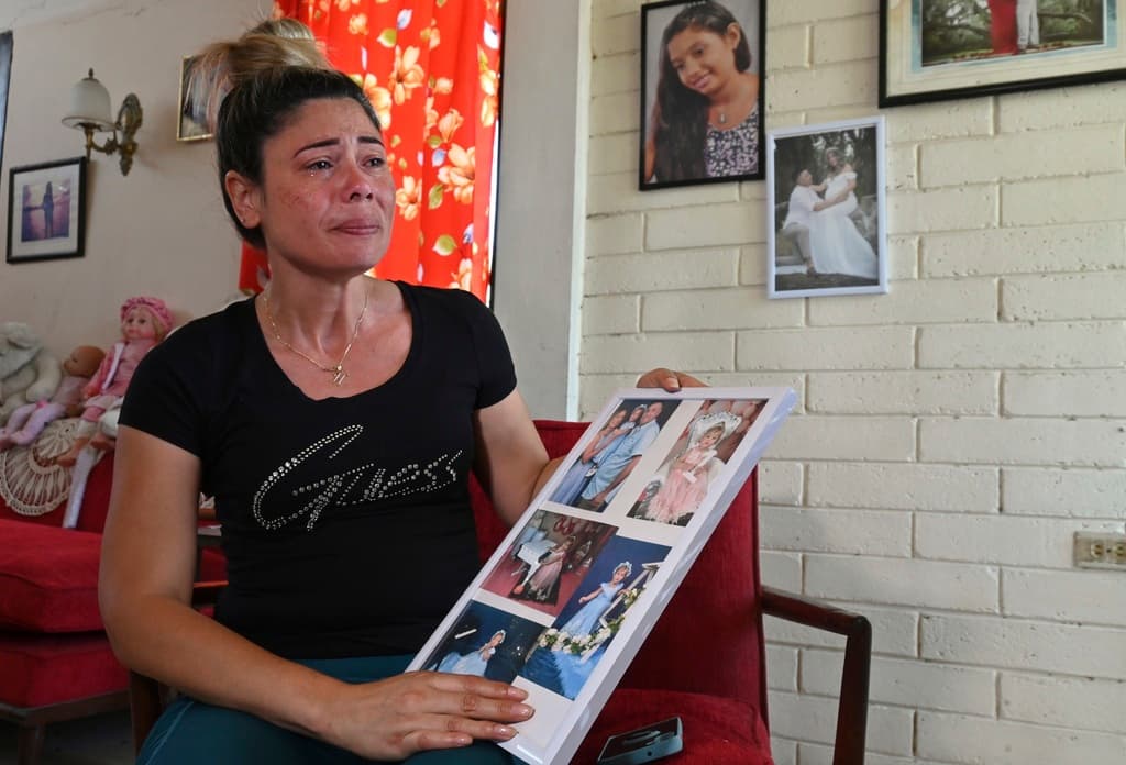 Heidy Sánchez llegó a Estados Unidos en 2019, a través de la frontera sur. Contó que compareció ante un juez sin problemas, pero llegó tarde a una segunda cita. 
<br>
<br>La mujer fue directamente a ver al magistrado, pero éste ya había firmado 
<b>una orden de deportación por incumplimiento</b>. Sánchez quedó ingresada 
<b>nueve meses en un centro para migrantes</b> hasta que fue liberada en Estados Unidos, con 
<b><a href="https://www.univision.com/local/miami-wltv/experto-aclara-proceso-traer-familiar-eeuu-parole-reunificacion-familiar" target="_blank">una orden de supervisión I-220B.</a></b>