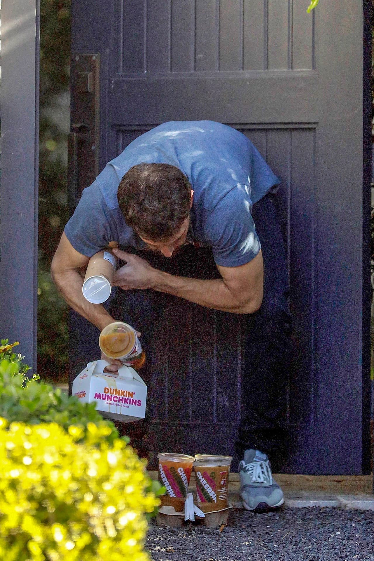 Ben Affleck volteó su vaso de café mientras trataba de acomodar todas las cosas en sus manos.