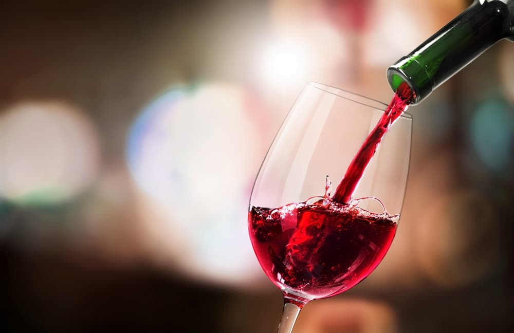 Sírvete un poco de vino tinto en una copa y di lo siguiente: 
<i>"Gracias a Dios y al Universo por todo lo que he recibido hasta ahora porque sé que todo ha sido para mi crecimiento y aprendizaje".</i>