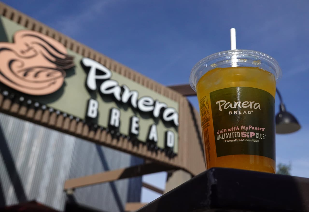 En su página web, Panera dice sobre sus limonadas que son productos "con sabor natural, a base de plantas" que contienen cafeína, que deben ser consumidas con "moderación" y que no se recomienda su consumo para "niños, personas sensibles a la cafeína, mujeres embarazadas o en período de lactancia".