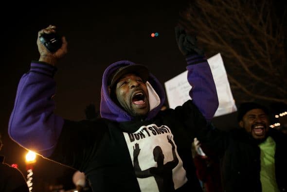 Un manifestante coreaba: "Manos arriba, no disparen".