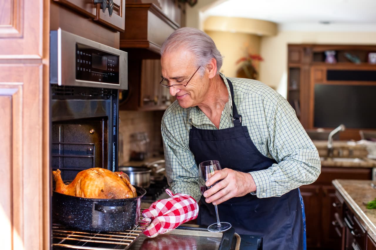 <b>Vigila lo que cocinas</b>. La principal causa de los incendios en la cocina es dejar desatendida la comida que se cocina. No abandones la cocina si estás cocinando, friendo, asando o utilizando los quemadores superiores de la estufa.