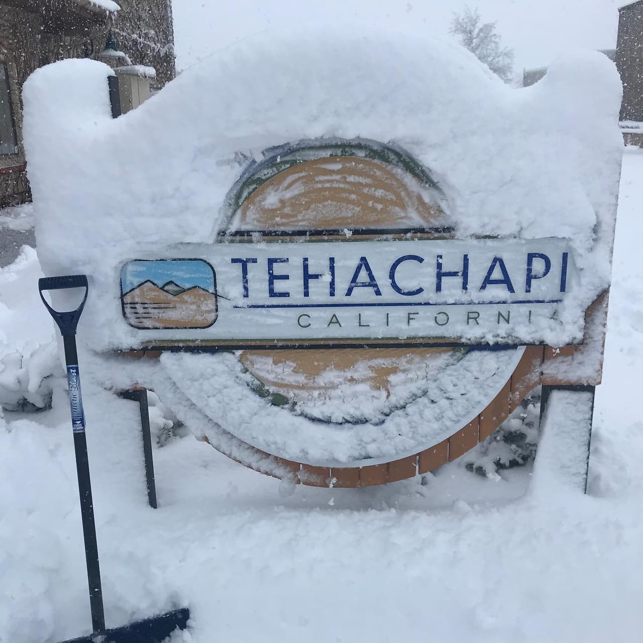 De acuerdo a reportes del Servicio Nacional de Metereología en Hanford y de los mismos residentes de Tehachapi, continúa nevando fuertemente, po lo que recomiendan no manejar si no es estrictamente necesario.