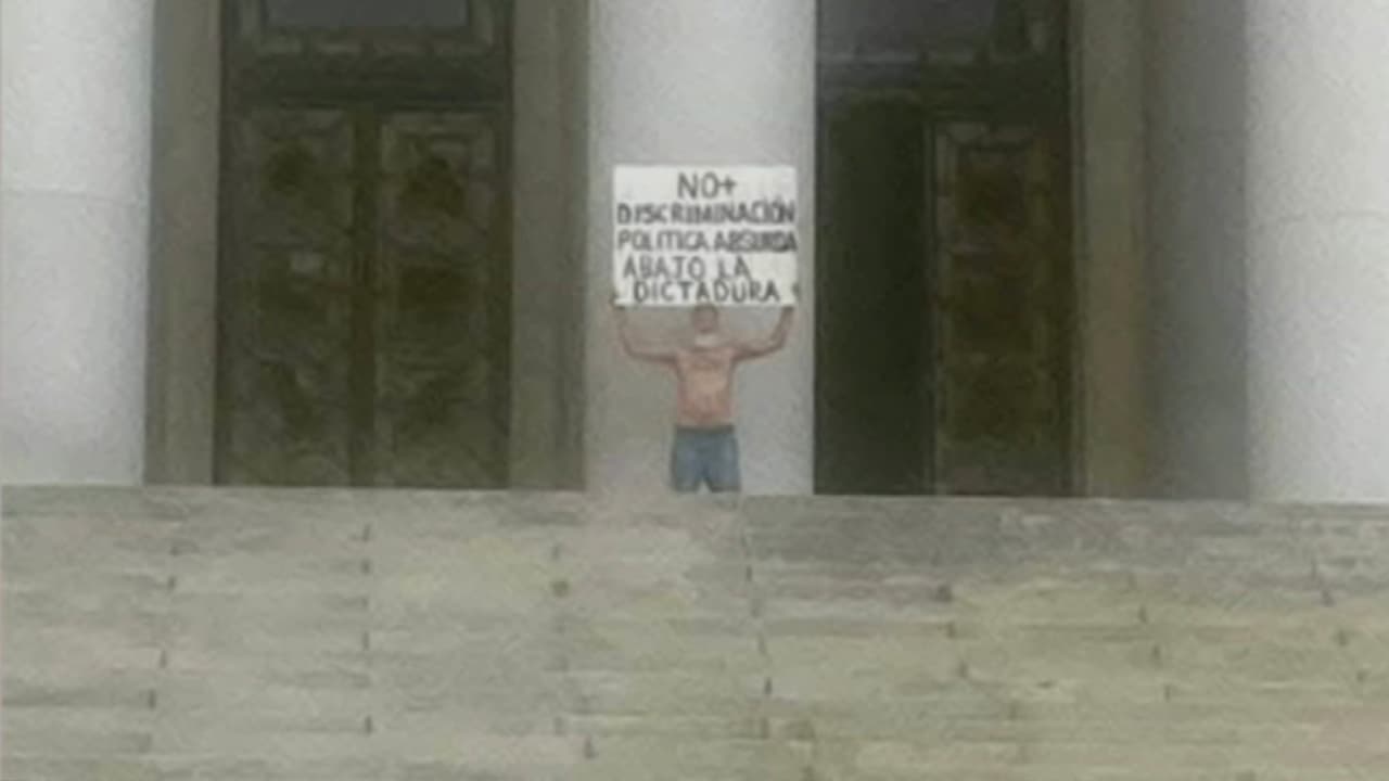 Arrestan a hombre que protestaba en el Capitolio de la Habana con cartel que decía "abajo la dictadura"