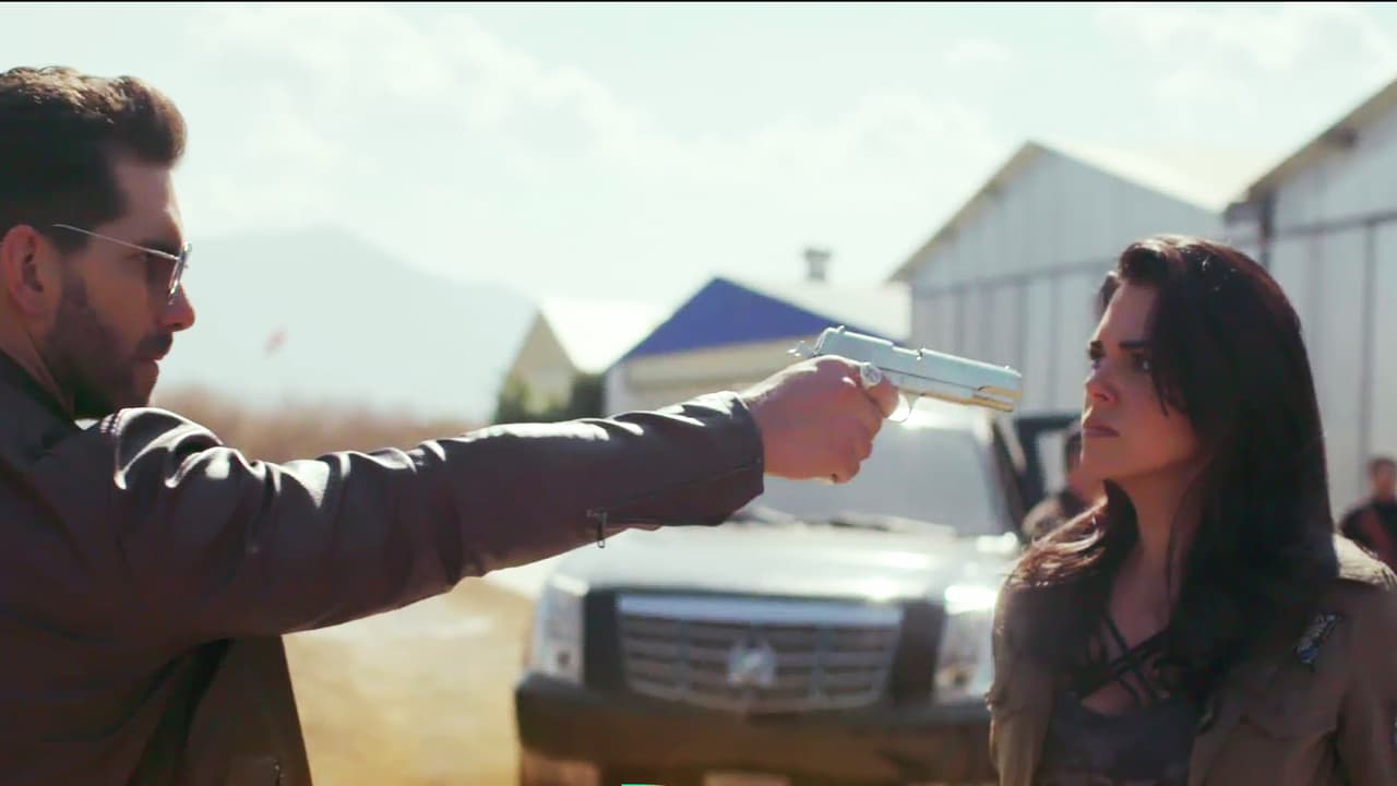 Yolanda no entendía el por qué de sus rencorosas palabras. Al verla confundida,
<b><a href="http://www.univision.com/series/la-piloto/la-piloto-yolanda-se-reencontro-con-john-y-descubrio-que-el-mando-asesinarla-escena-del-dia-video"> John le confesó que él la había mandado asesinar en Colombia</a></b>.