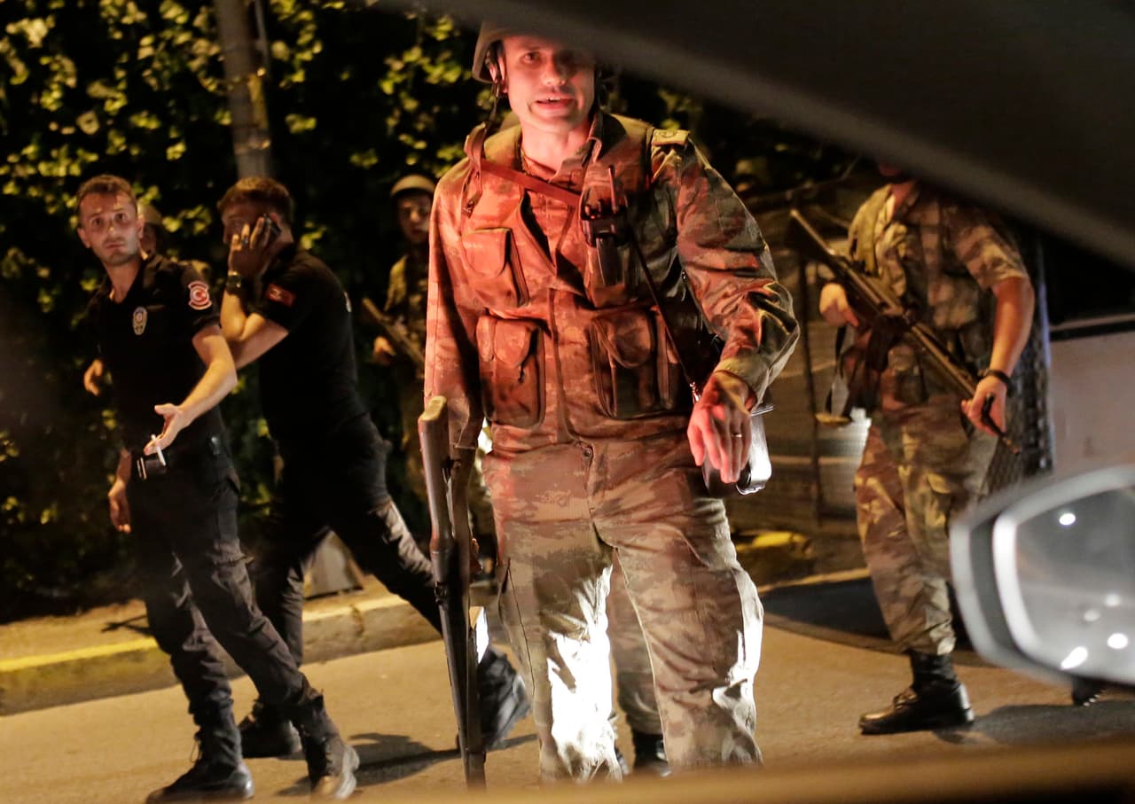 El canal CNN Turquía reportó heridos en el puente del Bósforo en Estambul durante las protestas que se desencadenaron tras los llamados del Gobierno.