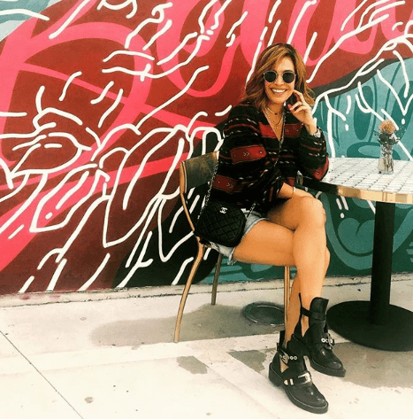 Karla Martínez es amante de la moda y de los accesorios divertidos que hacen la diferencia en su look.