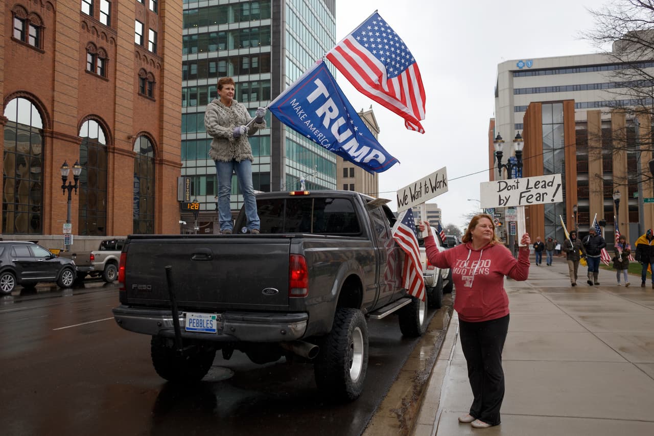 Grupos conservadores en Facebook, entre ellos 'Michiguenses contra la cuarentena excesiva', reclaman el cese del confinamiento e incluso piden la renuncia de la gobernadora. Entre las medidas que más han irritado a los habitantes de ese estado colindante con Canadá destacan la prohibición de trasladarse a residencias vacacionales, de usar embarcaciones a motor y el cierre de áreas consideradas no esenciales en las grandes tiendas, como las dedicadas a muebles, jardinería o pintura.