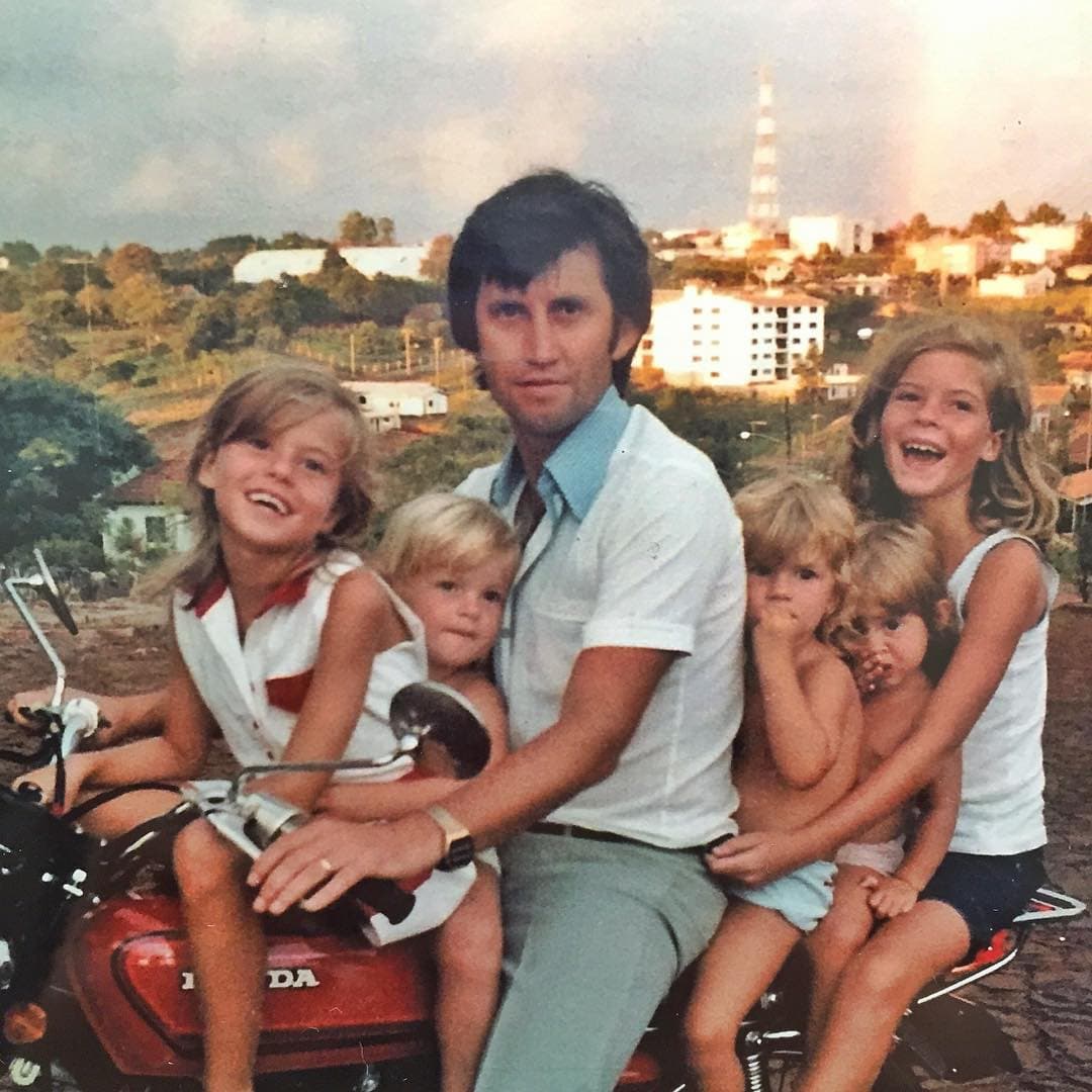 En esta hermosa imagen la modelo acompañada de sus hermanos y padre sobre la moto.