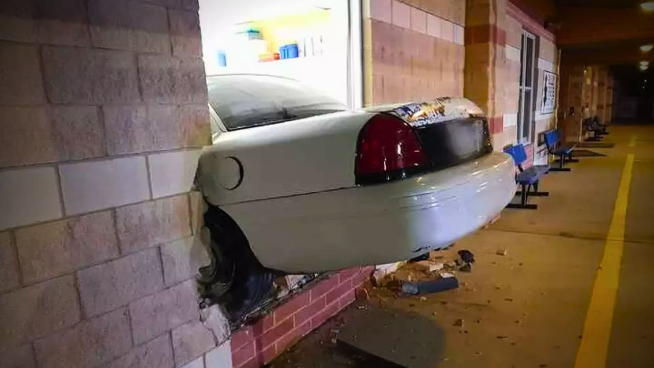 En imágenes: Auto a gran velocidad choca contra escuela primaria en Laredo, Texas