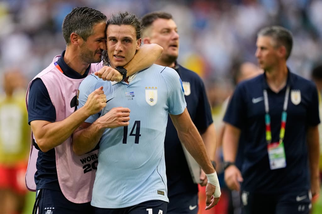 Agustín Canobbio (14) de Uruguay es felicitado por un miembro del cuerpo técnico tras marcar el segundo gol.