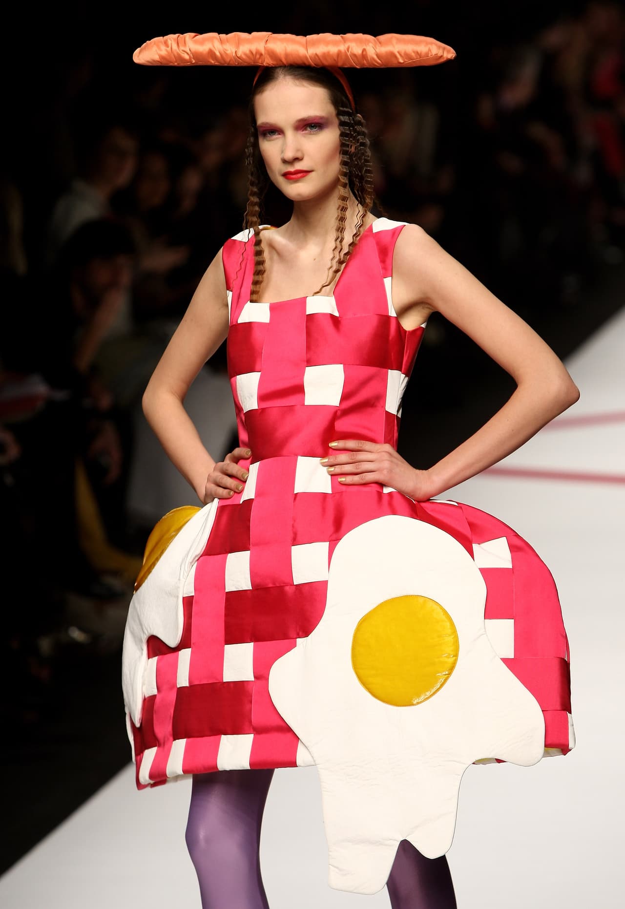 <b>Vestido a la sartén</b>
<br>Este vestido, con dos huevos fritos colgando y un amplísimo 
<i>pannier</i> –de esos que se usaban en la corte de María Antonieta para ampliar la cadera– es la elección perfecta para las que adoran que todo el mundo hable de sus looks en las fiestas. Se trata de una propuesta de la diseñadora española 
<a href="http://www.agatharuizdelaprada.com">Agatha Ruiz de la Prada</a>.