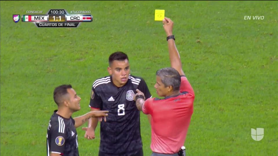 Tarjeta amarilla. El árbitro amonesta a Carlos Rodríguez de Mexico