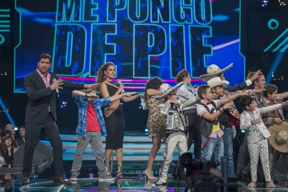 Caras graciosas, bromas, muestras de afecto y selfies con los fans, de todo pasa en el backstage y los famosos lo saben. Mira todo lo que no pudiste ver en la gala cinco de Me Pongo De Pie.