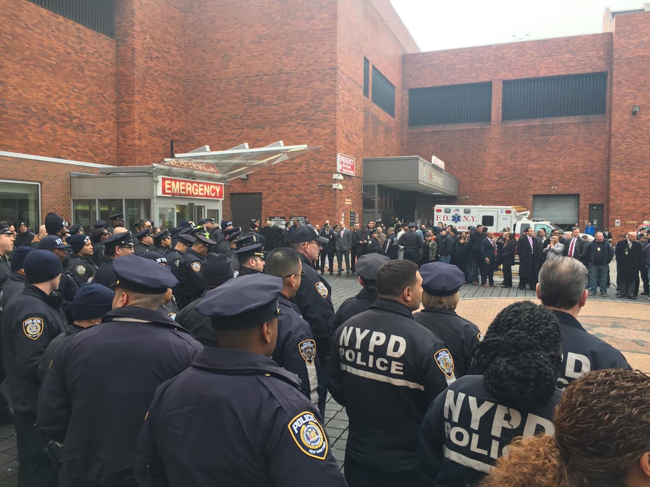 Decenas de agentes del NYPD esperaron frente al hospital Lincoln, para recibir al oficial Jose Gautreaux.