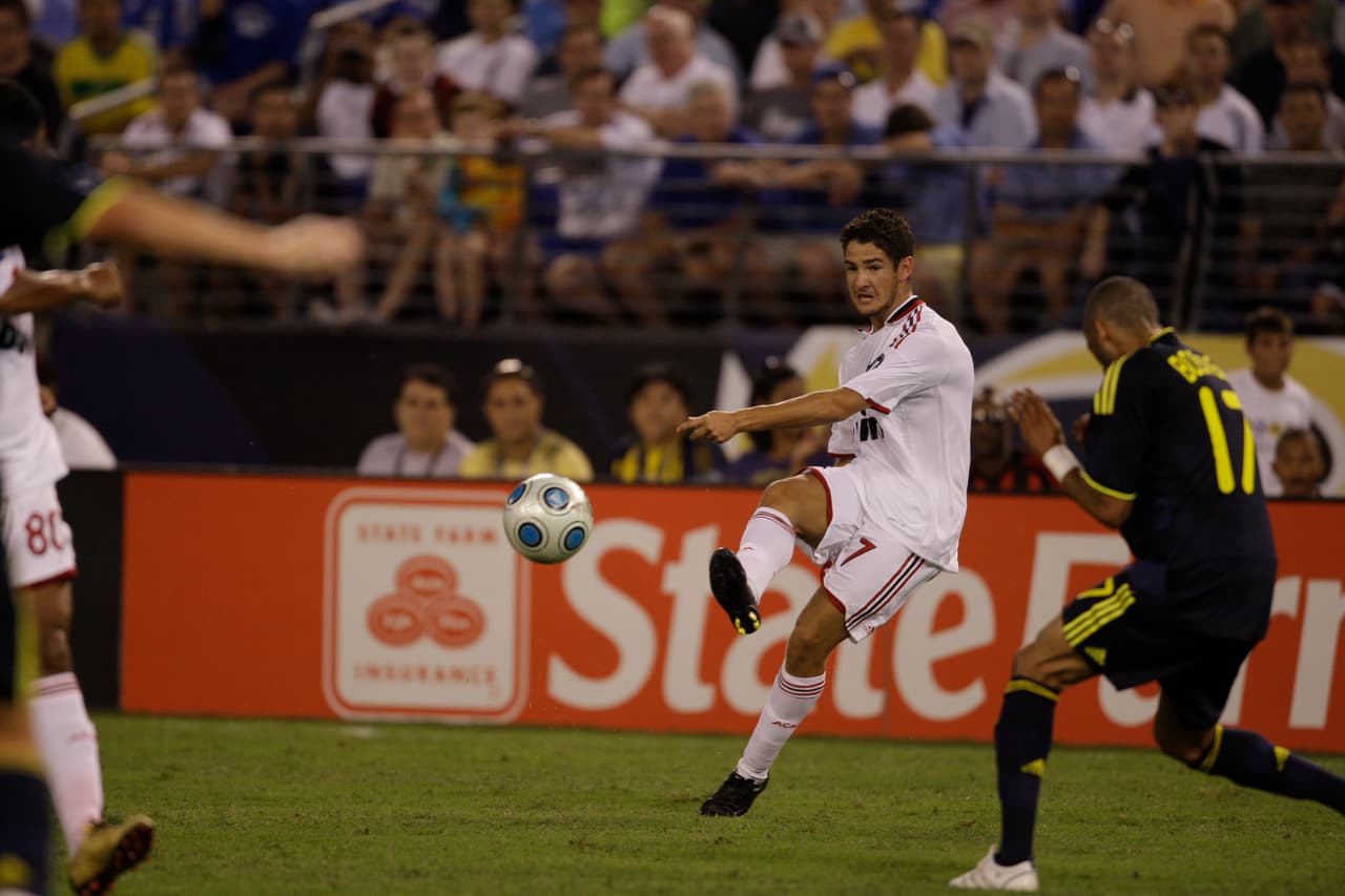 El brasileño pintaba para mucho en el Milan, terminó con la hija de Berlusconi y quiso mostrarse en la Premier, donde apenas jugó. ¿Alguien sabe dónde está?