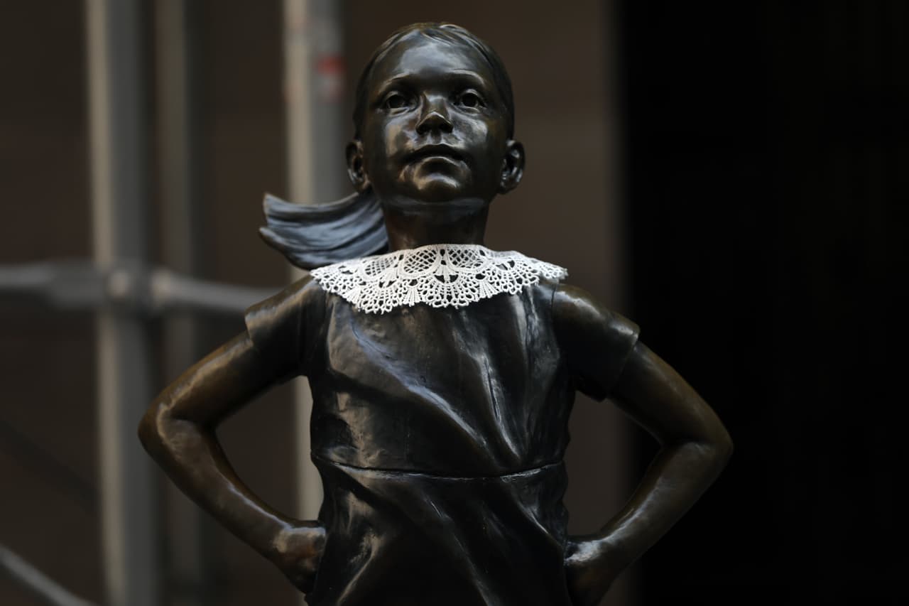 State Street Global Advisors, la compañía que encargó la estatua, publicó un anuncio en el New York Times el domingo para honrar RBG, que mostraba una foto de la 'Niña sin miedo' con el titular: "Brindo por el original".