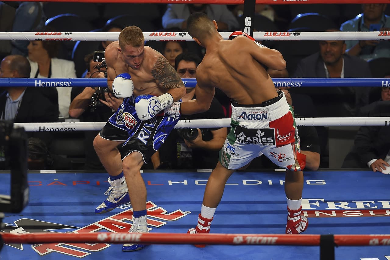 Pero pronto el mexicano empezó a causarle estragos al veterano canadiense con sendos impactos al cuerpo.