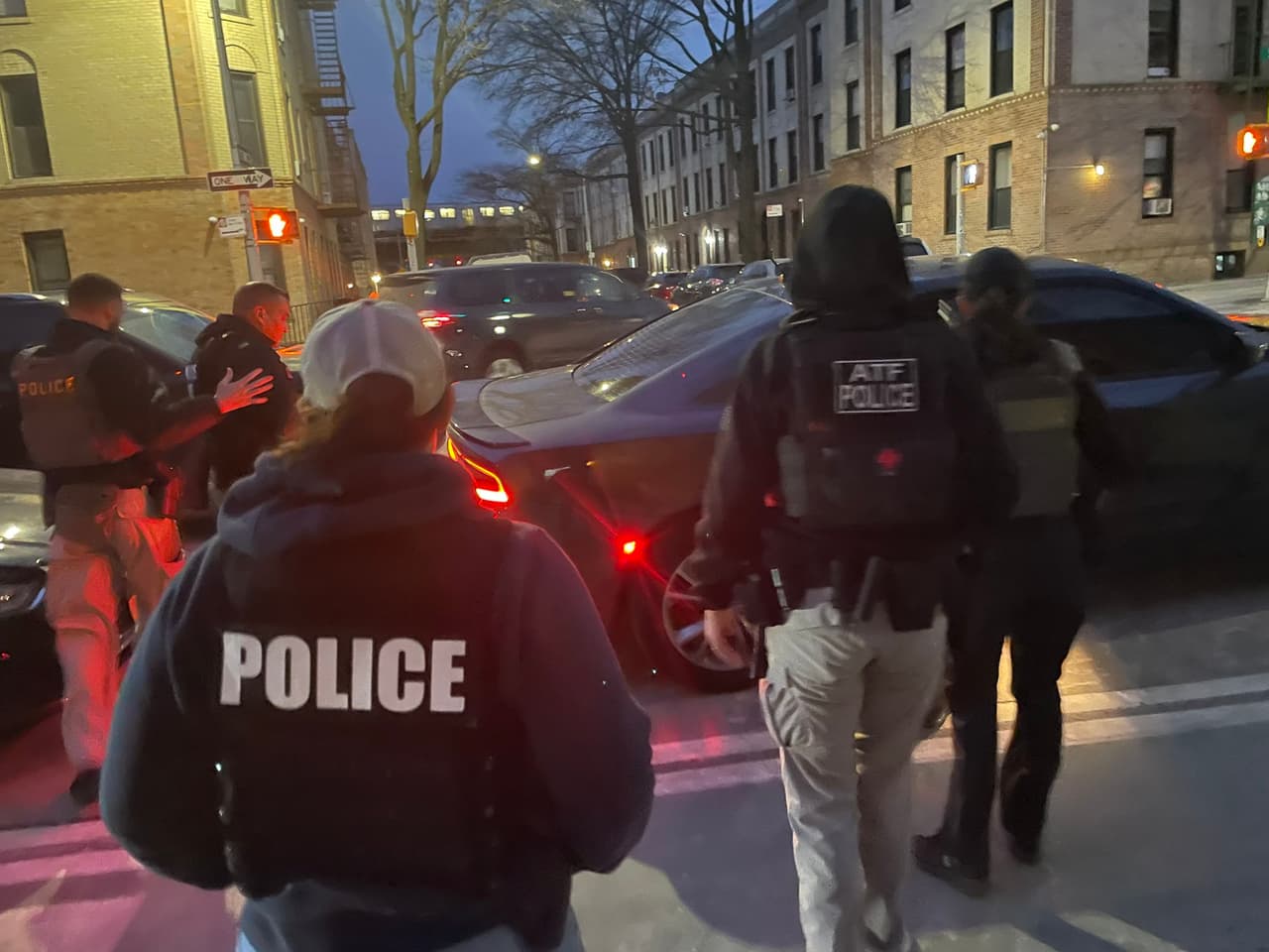 El Alcalde de la Ciudad de Nueva York, 
<b>Eric Adams, confirmó que la policía de la Ciudad también participó </b>en los operativos.
<br>