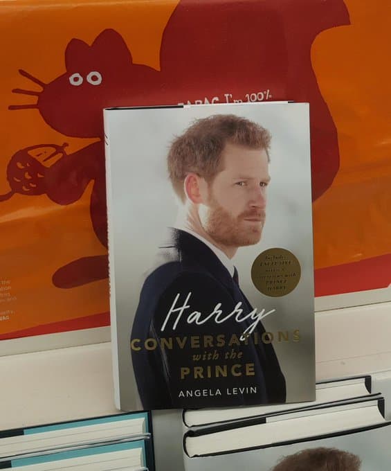 De acuerdo con Fox News, para la publicación de dicha biografía, Levin había acompañado a Harry a muchos compromisos y lo había seguido durante más de un año.