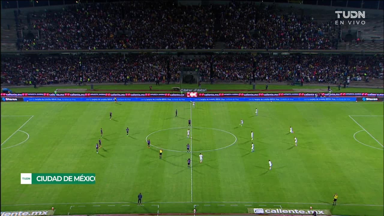 Arranca el partido y la pelota está en juego.