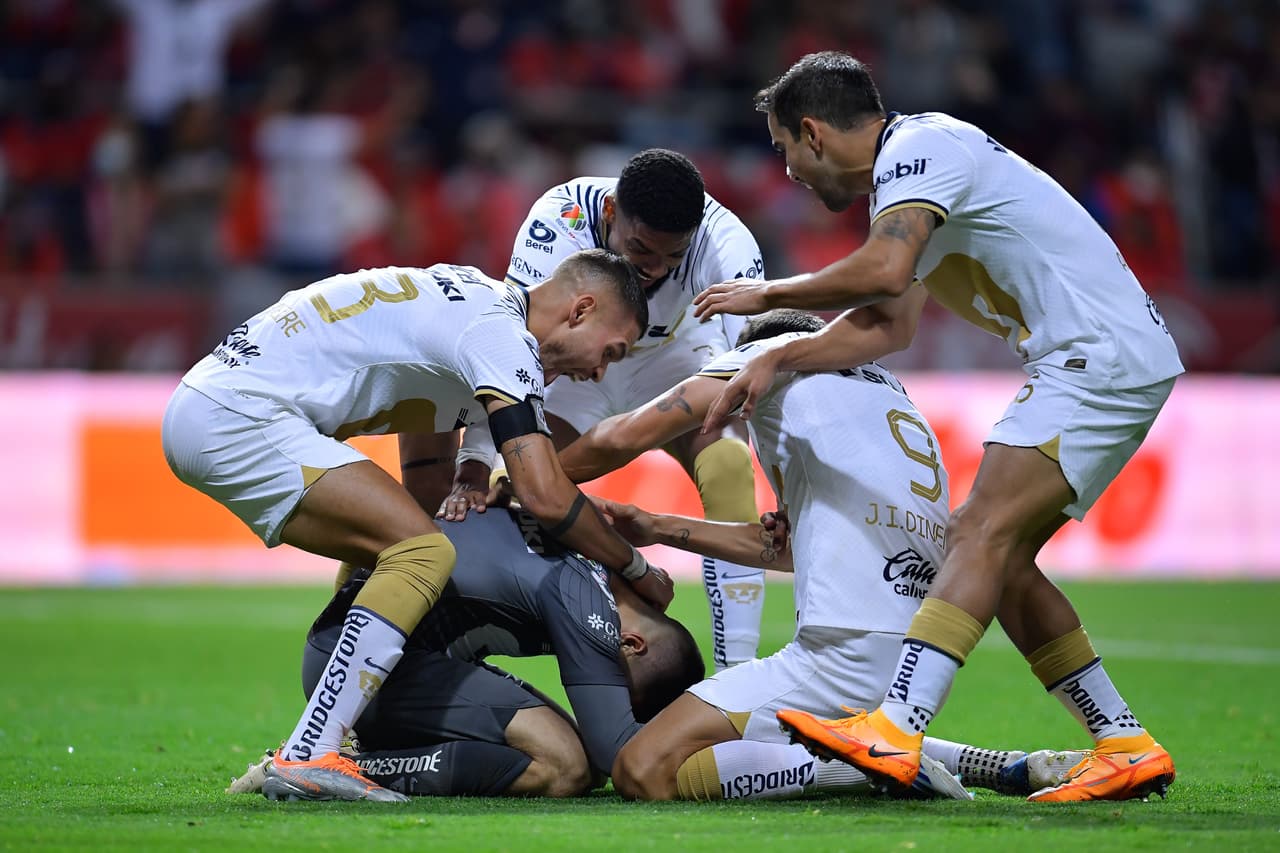 Pumas se mantiene con vida gracias a gol de último minuto del portero Julio González.