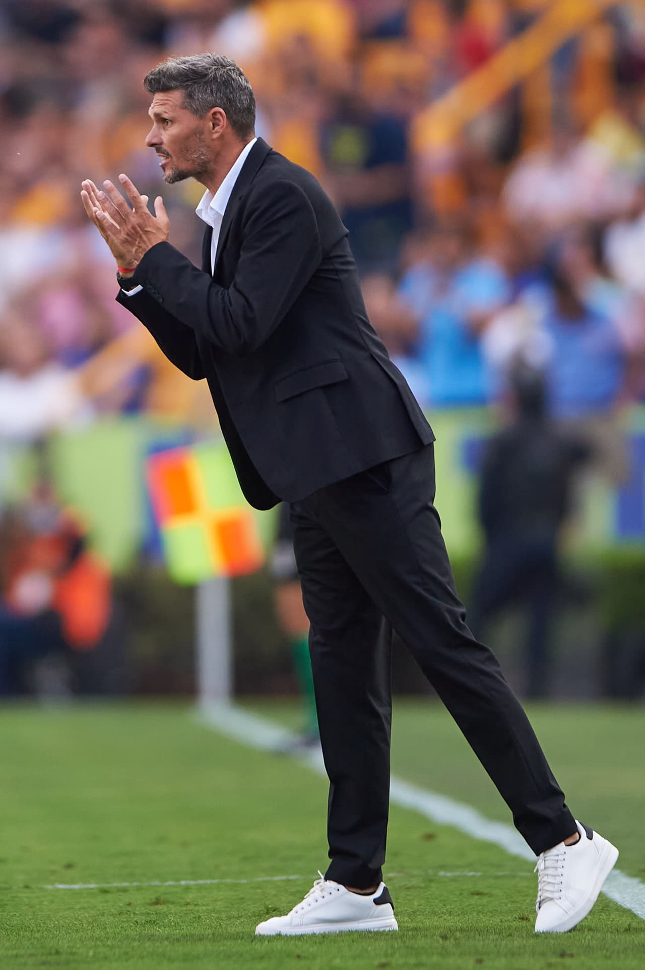 El Tano daba indicaciones a sus jugadores.