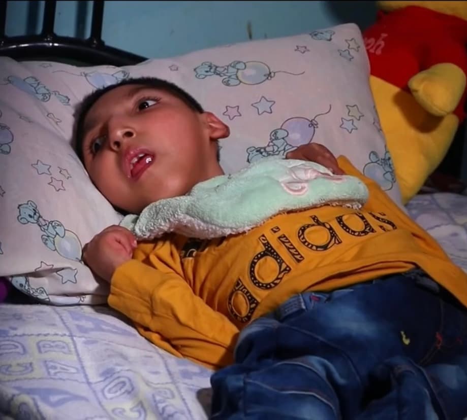 “Me acuerdo que duramos más de tres meses con él en el hospital y cuando salió del coma los doctores ahí me dijeron lo que tenía”, recuerda Raquel, quien no se dejó aplastar por los comentarios negativos de sus seres cercanos, quienes veían en Edgardo a un problema que no le correspondía.
<br>