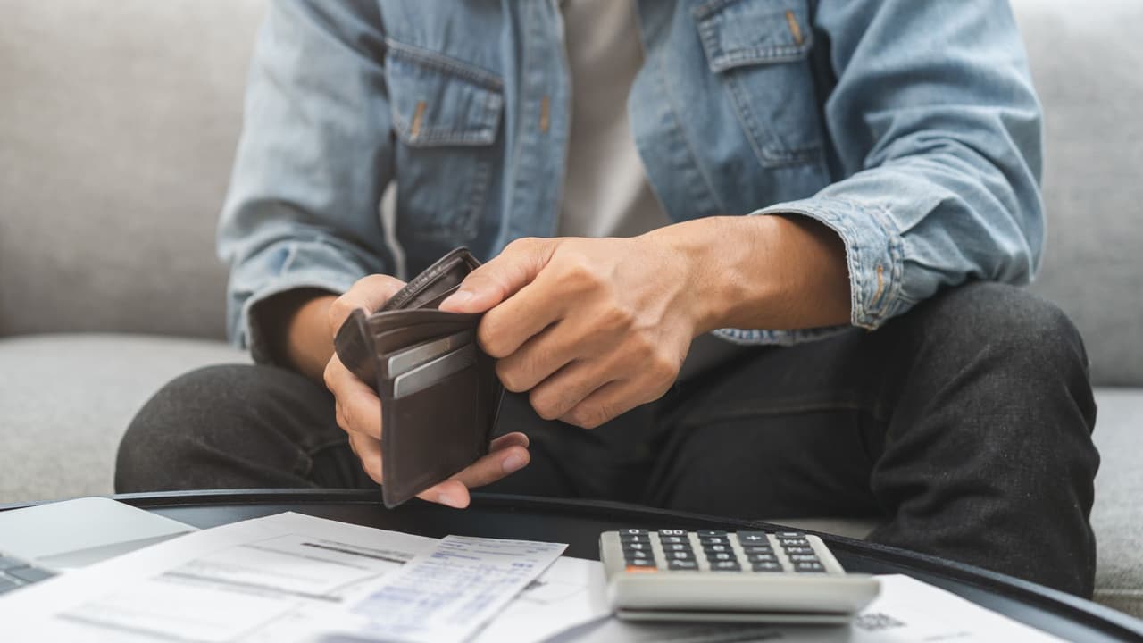 <h3 class="cms-H3-H3">Cómo cuidar el bolsillo entre tantas ofertas</h3> La 
<a href="https://www.consumerfinance.gov/es/" target="_blank">Oficina para la Protección Financiera del Consumidor (CFPB, sigla en inglés)</a> recomienda 
<b>arrancar con un presupuesto.</b> 
<br>Un plan claro ayuda 
<b>a controlar los impulsos y evita sorpresas a fin de mes.</b> Allí debe aparecer lo que ya pagas cada mes y 
<b>el monto máximo para regalos y compras especiales.</b> 
<br>Sus guías insisten en pasos concretos: 
<br>
<b>💰 Haz una lista</b> de lo que realmente necesitas y define un precio máximo por producto. 
<br>
<b>💰 Compara precios </b>antes del Black Friday y del Cyber Monday para saber si la rebaja es real. 
<br>
<b>💰 Usa una sola tarjeta de crédito</b> y calcula si podrás pagar todo cuando llegue el estado de cuenta. 
<br>
<b>💰 Ten cuidado con las tarjetas de tienda</b>, ofrecen un descuento inicial, pero sus intereses suelen ser altos. 
<br>
<b>💰 Revisa las opciones</b> de compra ahora paga después, los retrasos acumulan cargos que pueden arruinar el ahorro.