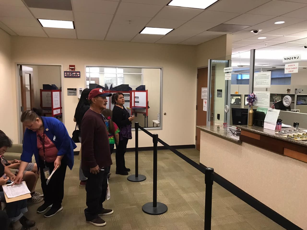 Muchos residentes del condado San Joaquín, como de otras partes del estado, optaron por votar en persona en las oficinas de elecciones.