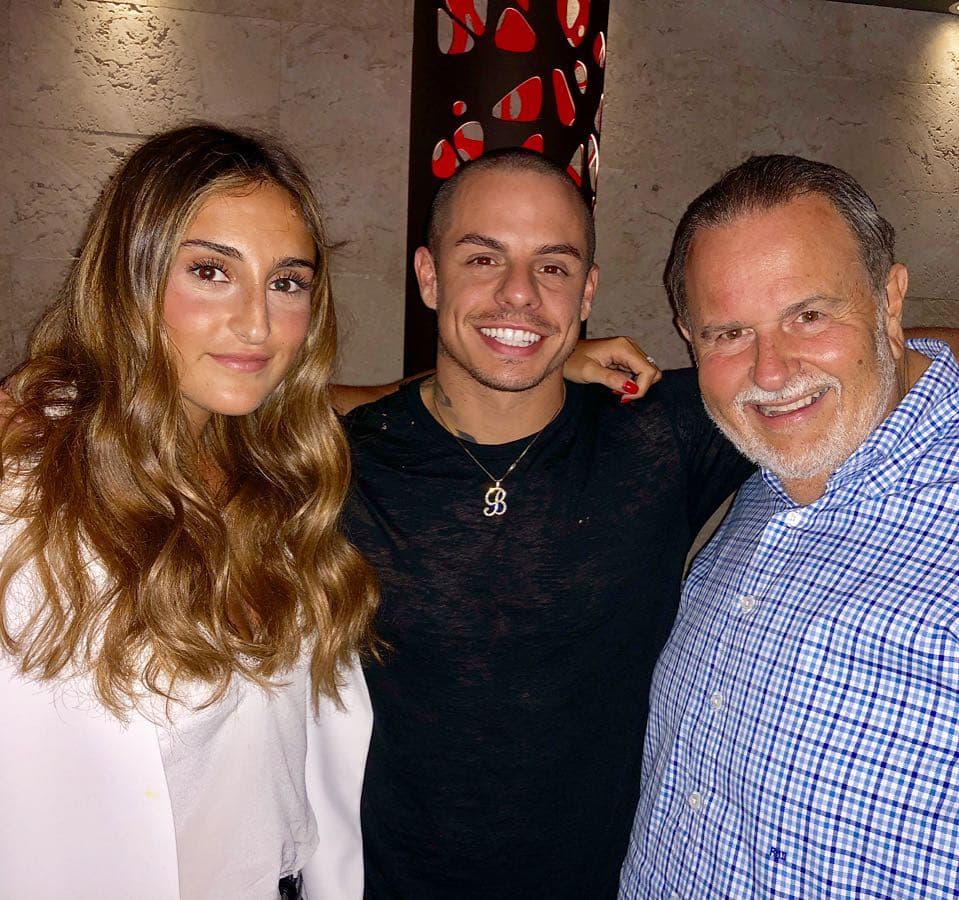 Y hablando de JLo, también se tomó una fotografía con su ex, Casper Smart, mientras cenaba con El Gordo en un restaurante de Miami.