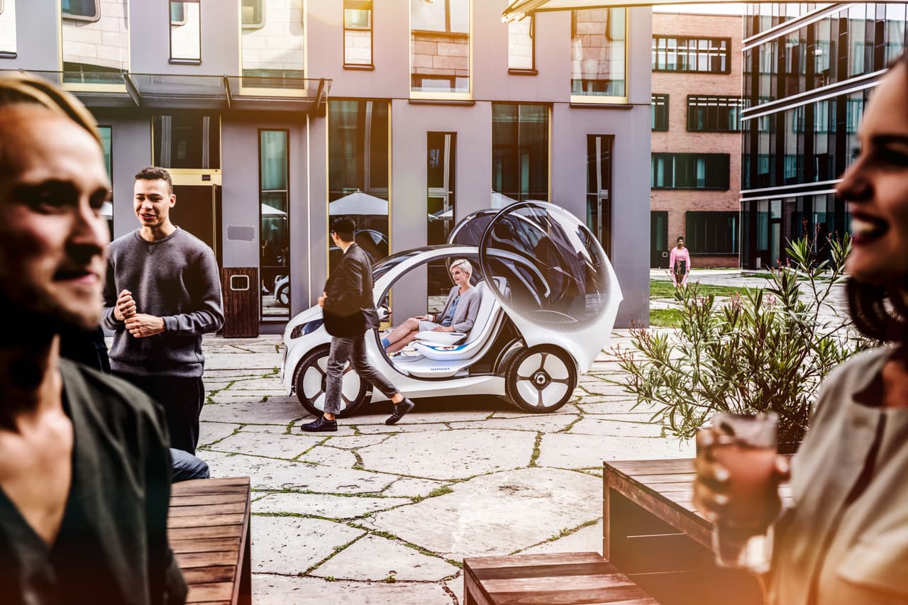 El Smart Vision EQ Fortwo es producto de la estrtagía CASE de Mercedes-Benz.
<b>CASE</b>, siglas de
<b>Conectividad</b>,
<b>Autonomía</b>,
<b>Servicios Compartidos</b> y
<b>Eléctricos</b> contempla el desarrollo de vehículos que cuenten con conectividad, manejo autónomo, aptos para el uso compartido y eléctricos.
<br>
<br>Smart anunció en febrero pasado a partir de 2018 todos los vehículos nuevos que presente en Estados Unidos
<b> serán eléctricos</b>.