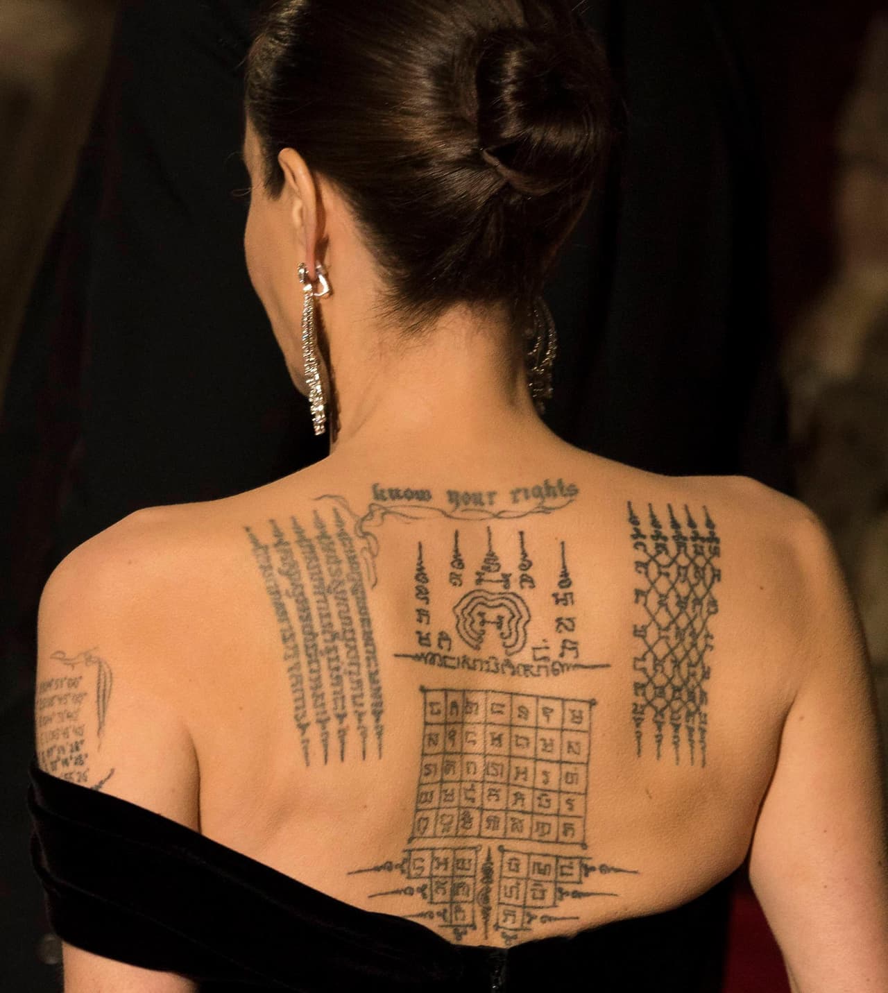 En el marco de su cumpleaños 46, y a un mes de su próxima audiencia, que estaría programada para el 9 de julio, 
<b><a href="https://www.univision.com/famosos/angelina-jolie-visitando-a-su-ex-jonny-lee-miller-sigue-los-pasos-de-bennifer" target="_blank">la celebridad fue captada paseando en Nueva York con sus hijos</a>,</b> presumiendo un nuevo tatuaje.