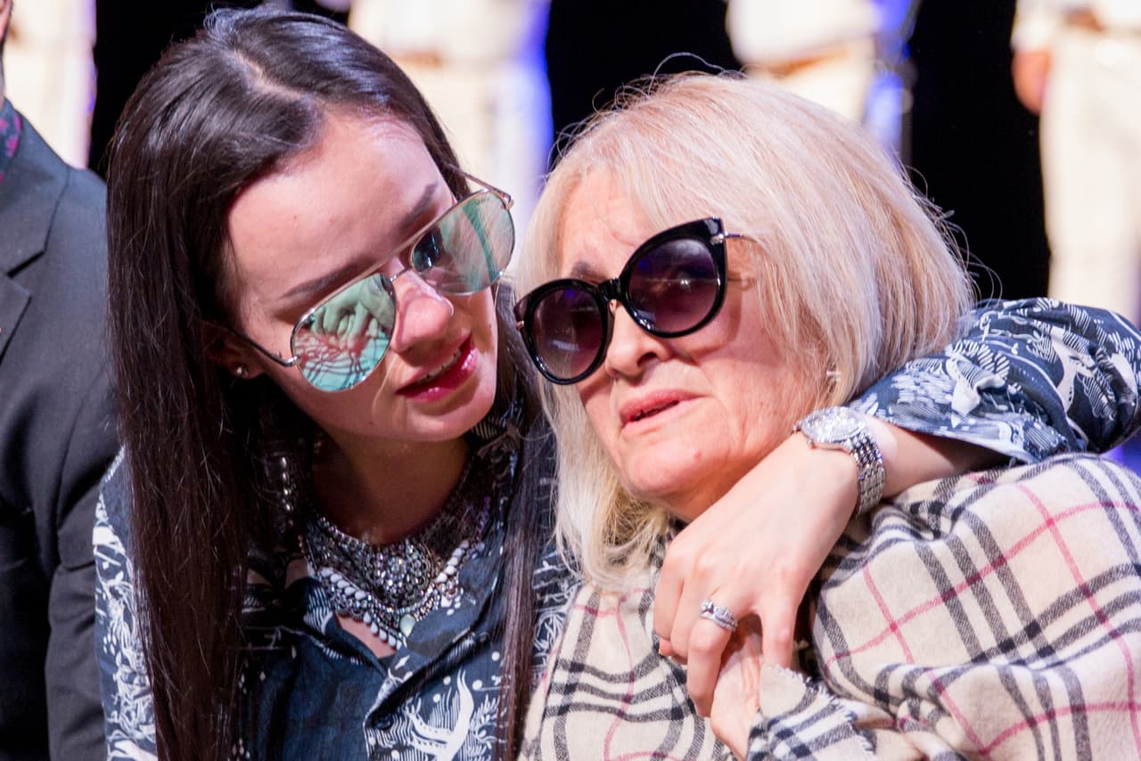 Sara, la más joven de la familia, tuvo serias dificultades para hablar, pero dio las gracias por las muestras de amor que los latinoamericanos han dado desde que se conoció la muerte del músico. "Que nunca muera su música, por favor", dijo.
<br>