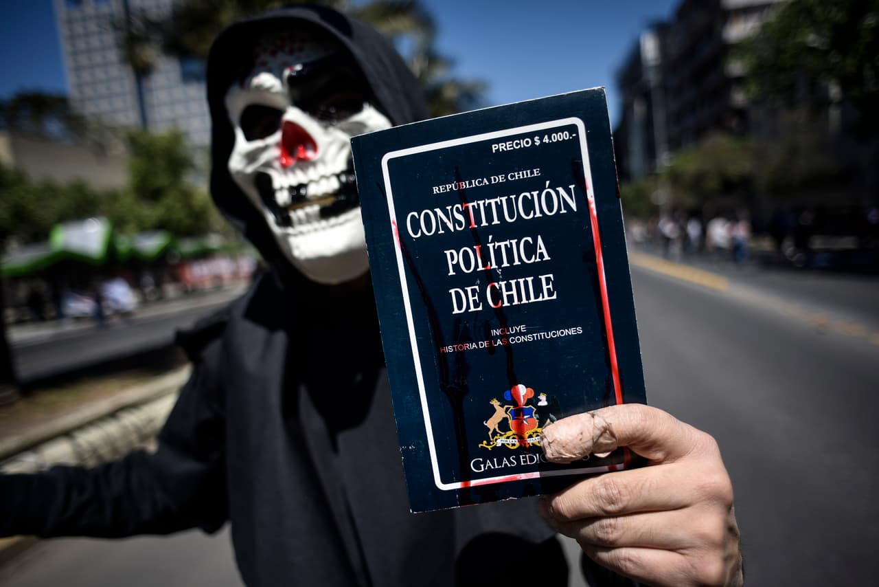 La manifestación tiene lugar una semana antes del histórico plebiscito que consultará a los chilenos si cambian o no la Constitución heredada de la dictadura de Augusto Pinochet (1973-1990), uno de los mayores triunfos del movimiento social que surgió en las calles de Chile justo hace un año.